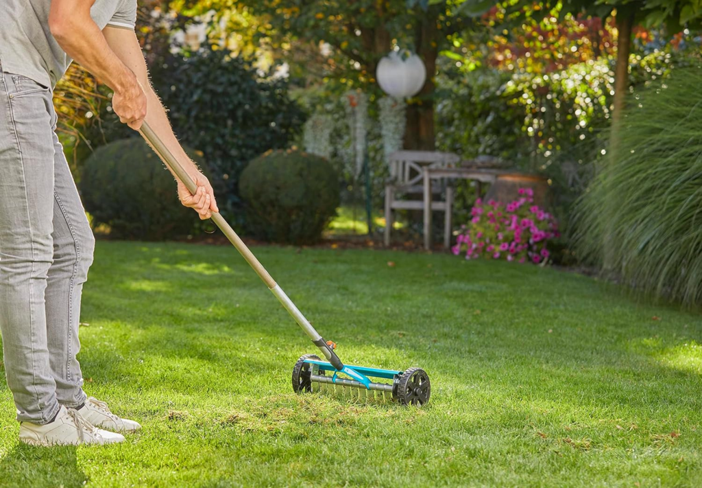 Das Beste Gartenprodukt 2024: Effektive Rasenpflege mit dem Gardena combisystem-Vertikutier-Boy